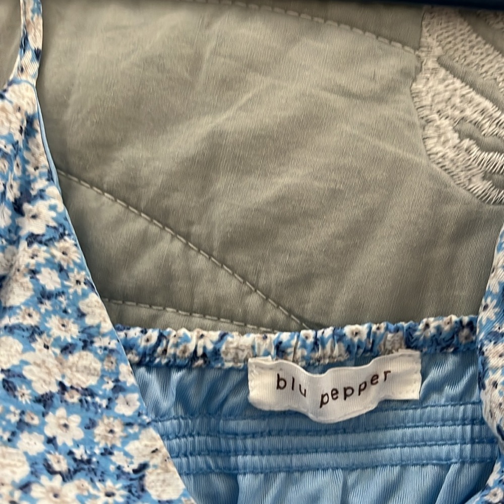 BLU PEPPER FLORAL WHITE DAISY HANDKERCHIEF DRESS /SMALL/WORN ONCE/SMOCKED TOP - Picture 7 of 9